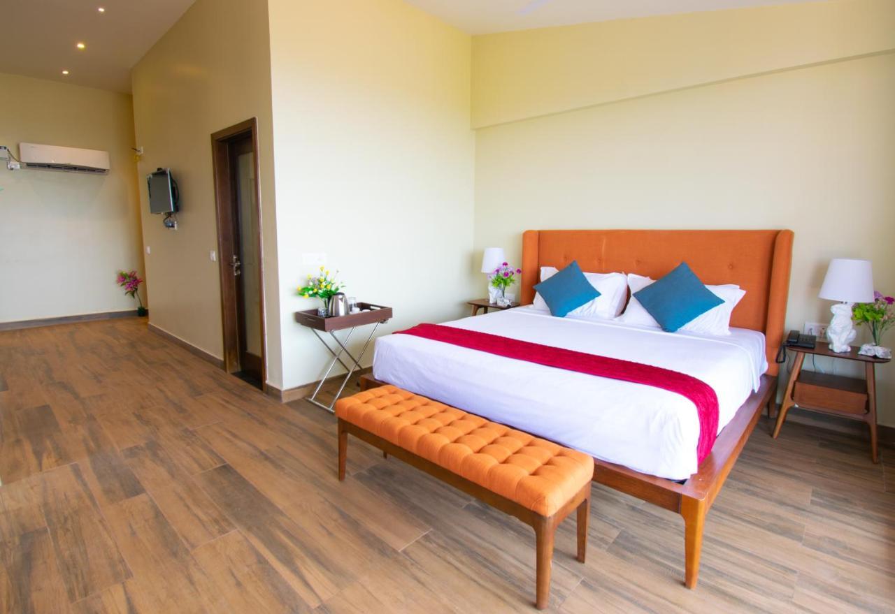 Octave Rococco Morjim Hotel Pernem Exterior foto